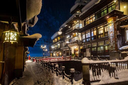 灯りがともる冬の銀山温泉 夜景,夜の眺め,夜景スポットの写真素材