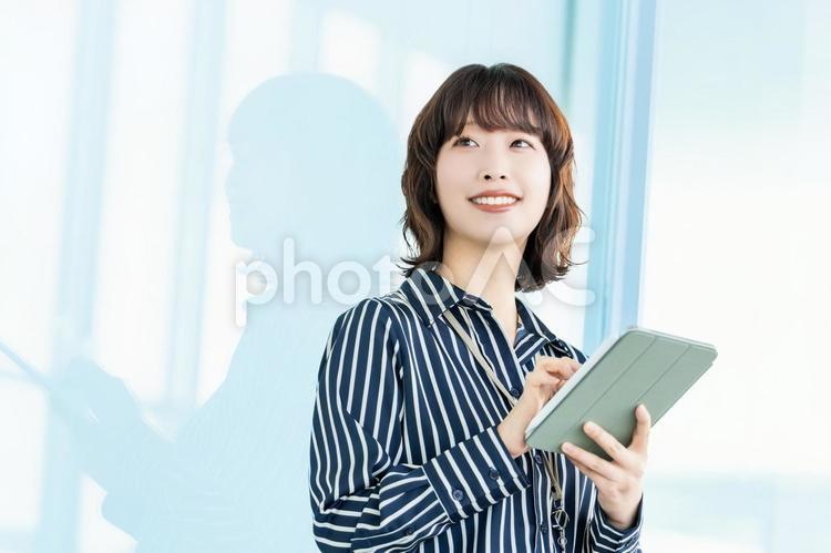 タブレットを使う女性・ビジネスウーマン 女性,ビジネス,仕事の写真素材