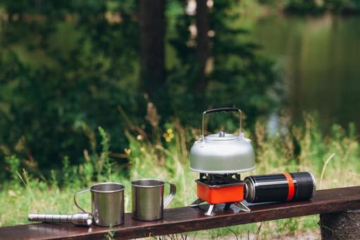 並べられたキャンプ用品 キャンプ,マグカップ,ケトルの写真素材