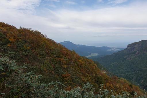 雨飾山登山道から見える糸魚川の町 雨飾山登山道から見える糸魚川の町 自然,日差し,秋の写真素材