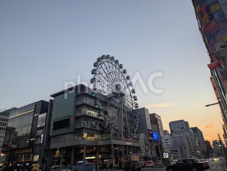 仕事帰りの観覧車 観覧車,街中,都会の写真素材