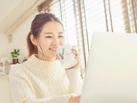 Image of a woman operating a PC Image of a woman operating a PC