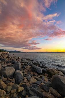 海岸沿いから眺める夕暮れ 海岸沿いから眺める夕暮れの写真