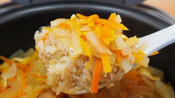 自家製・大根と人参の炊き込みご飯・混ぜる 大根と人参の炊き込みごはん,自家製,混ぜるの写真素材