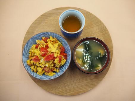 手作り・納豆とミニトマトの卵炒め丼 納豆,ミニトマト,卵炒めの写真素材