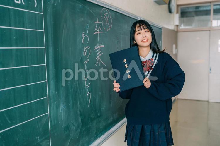 卒業証書を嬉しそうに持つ女子高校生 女性,女子高,高校生の写真素材