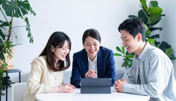 タブレットを使って説明する女性営業マン タブレットを使って説明する女性営業マンの写真