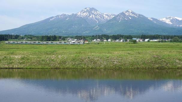 えちごトキめき鉄道と妙高山 えちごトキめき鉄道と妙高山 妙高山,山,春の写真素材