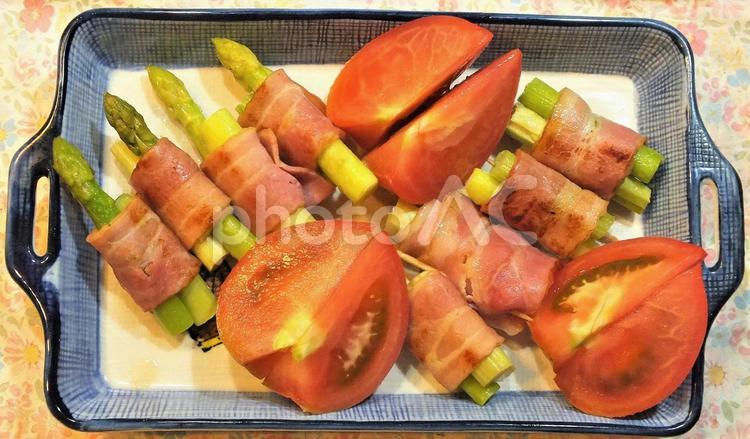 アスパラのベーコン巻きとトマト グリーンアスパラ,ベーコン,ベーコン巻きの写真素材