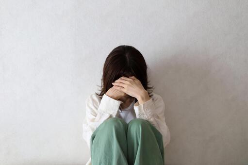 下を向いて落ち込む女性 落ち込む,悩む,悩み事の写真素材