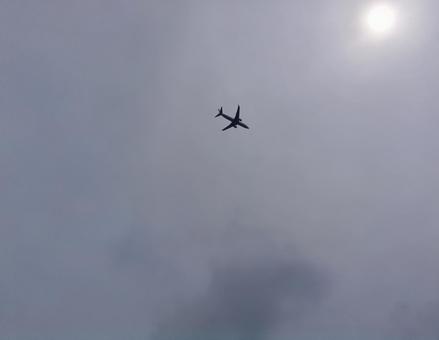 曇天と飛行機 曇天と飛行機の写真