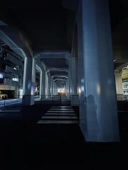 夜の高架下 壁,夜,風景の写真素材