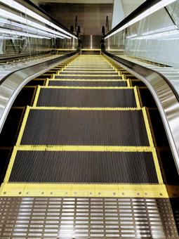 エスカレーター エスカレーター,下り,手すりの写真素材
