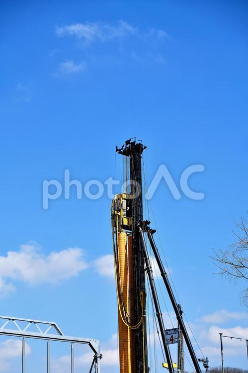 杭打ち機械と青空 コピースペース,代々木,冬の写真素材