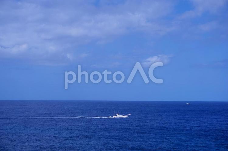 青い海　青い空　白い船 海,青い海,水平線の写真素材