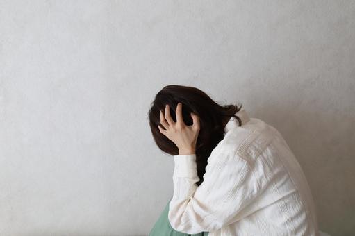 頭を抱える女性 悩みイメージ 頭を抱える女性 悩みイメージ 頭を抱える,落ち込む,失敗の写真素材