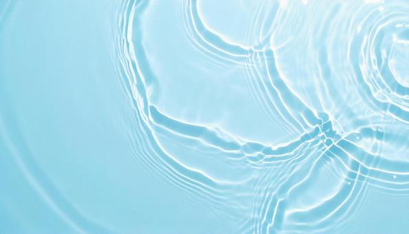 明るい水色の背景に映える爽やかな水の波紋 明るい水色の背景に映える爽やかな水の波紋の写真