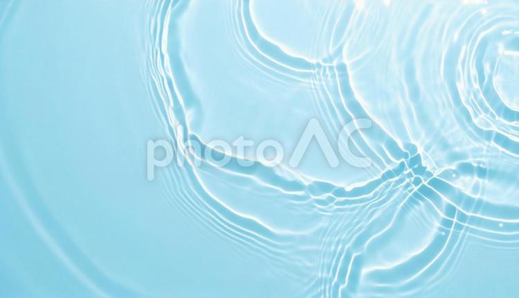明るい水色の背景に映える爽やかな水の波紋 水,波紋,青の写真素材