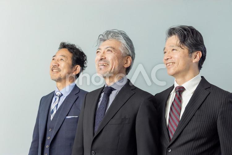 見上げるミドルエイジ男性ビジネスパーソン エグゼクティブ,ビジネスマン,見上げるの写真素材