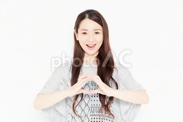 OKのポーズをするカジュアルな服を着た女性 ok,はい,大丈夫の写真素材