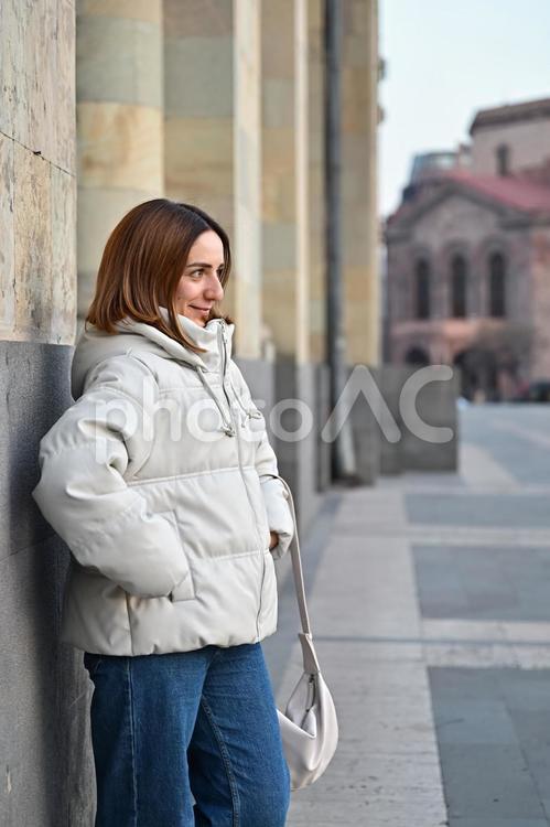 壁にもたれている欧米人女性のポートレート 欧米人,美女,デートの写真素材