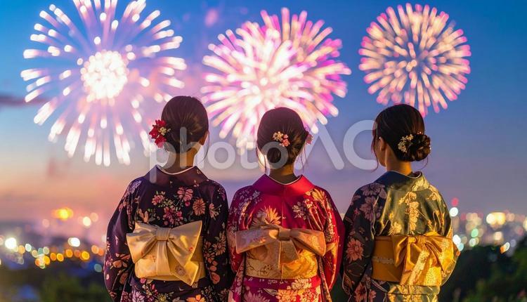 花火大会の浴衣姿の女性3人の後ろ姿A 女性,浴衣,花火の写真素材