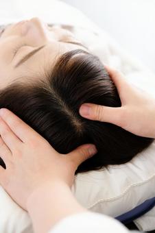 Hands of women and practitioners receiving scalp massage, massaggio del cuoio capelluto, massaggio testa, donna, JPG