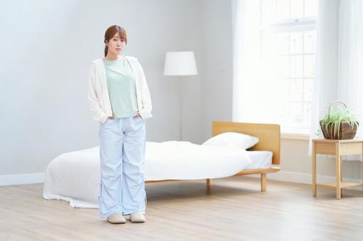 両手をポケットに入れカメラ目線の女性 女性,真顔,手の写真素材