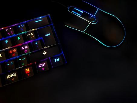 虹色に光るゲーミングキーボードとマウス 虹色に光るゲーミングキーボードとマウス ゲーミングキーボード,マウス,ゲームの写真素材