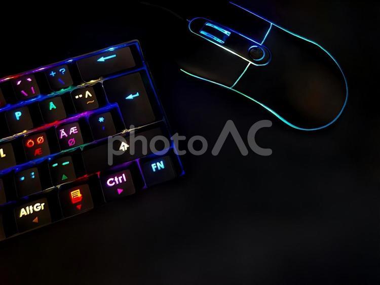 虹色に光るゲーミングキーボードとマウス ゲーミングキーボード,マウス,ゲームの写真素材