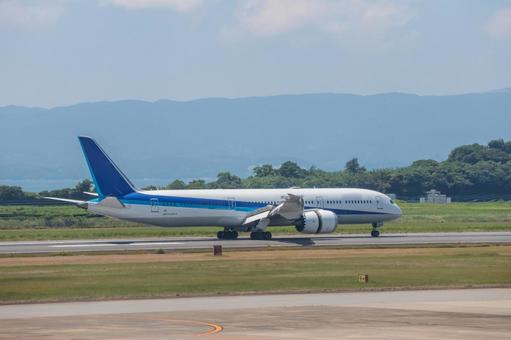 夏の正午、長崎空港へ進入する旅客機 夏の正午、長崎空港へ進入する旅客機の写真