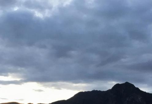 グレーので厚い雲と山 グレーので厚い雲と山の写真