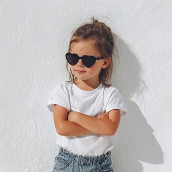 ハートのサングラスをする外国人の女の子の写真