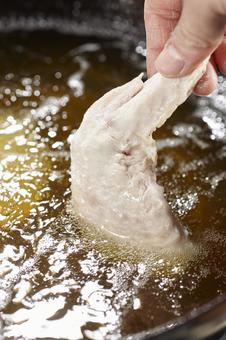 鶏の手羽先 揚げているシーン 鶏の手羽先 揚げているシーン 手羽先,鶏肉,揚げるの写真素材