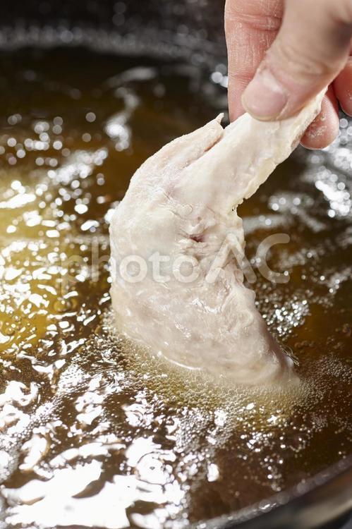鶏の手羽先　揚げているシーン 手羽先,鶏肉,揚げるの写真素材