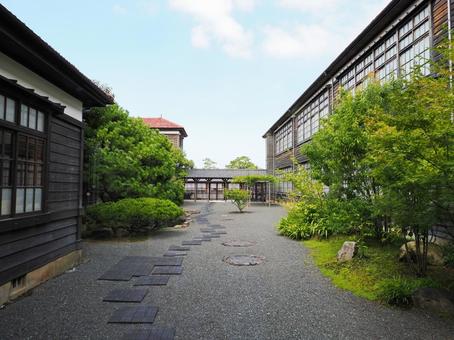 萩明倫学舎 中庭(本館と2号館の間) 萩明倫学舎 中庭(本館と2号館の間) 小学校,萩,校舎の写真素材