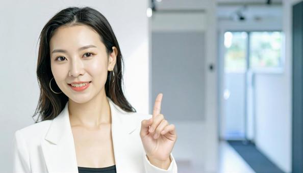 自信のある表情で指さすビジネス女性 自信のある表情で指さすビジネス女性の写真