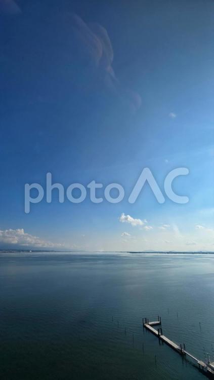 琵琶湖湖畔からの眺め 琵琶湖,湖,空の写真素材