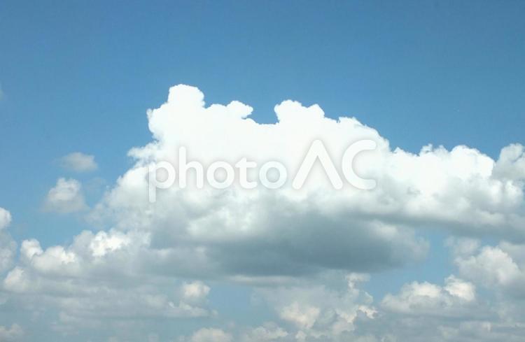 もくもくと競りあがる真夏の雲 雲,夏,入道雲の写真素材