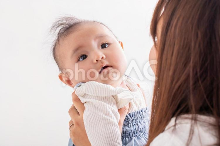 抱っこされる赤ちゃん　baby 赤ちゃん,ベビー,babyの写真素材