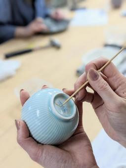 金継ぎ作業中の手元 金継ぎ作業中の手元の写真