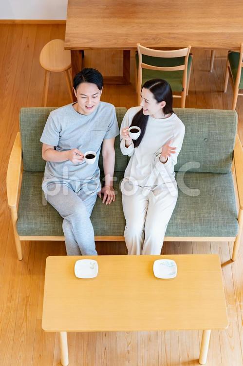 ソファでくつろぐ夫婦 ライフスタイル,夫婦,くつろぐの写真素材