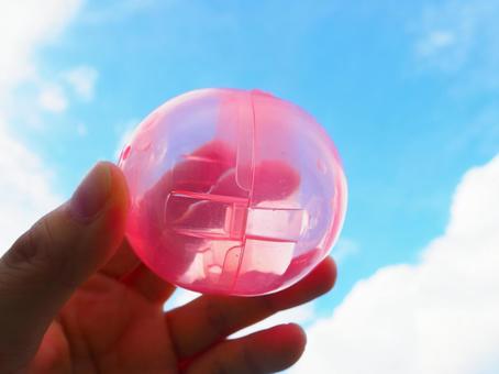 美しい青空と透き通る赤いカプセル 美しい青空と透き通る赤いカプセル 空,青空,雲の写真素材
