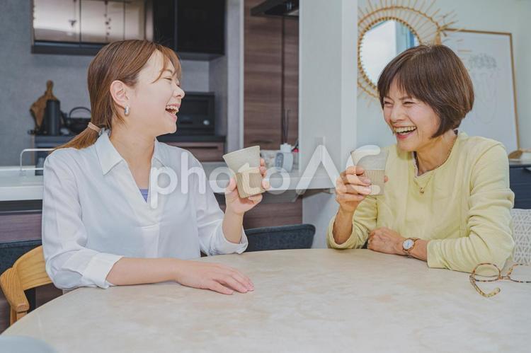 ティータイムを楽しむ親子 女性,日本人,笑顔の写真素材