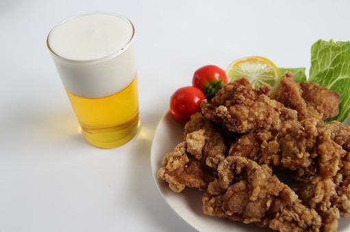 ビールと唐揚げの食事 ビールと唐揚げの食事 ビール,唐揚げ,食事の写真素材