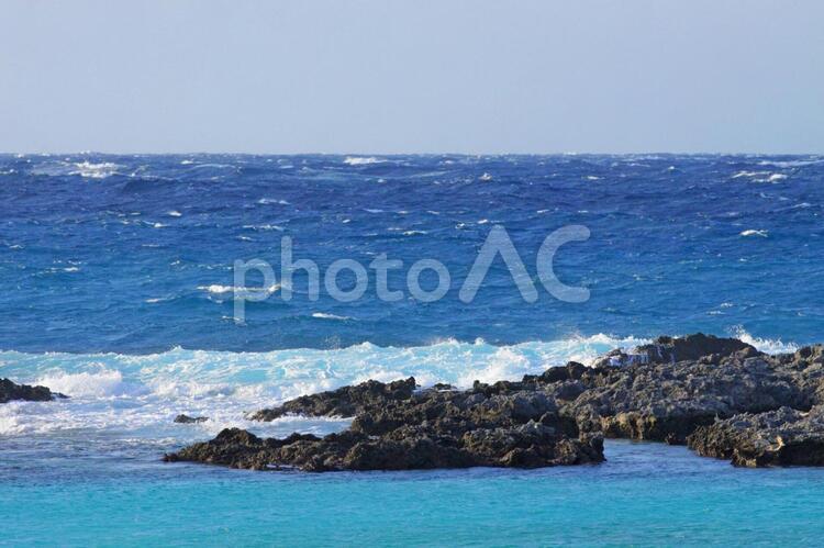 喜界島の深緑色の海と寄せるミニ波頭 喜界島,鹿児島県,大島郡の写真素材