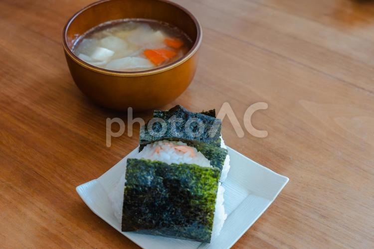 おにぎりと味噌汁の朝食 おにぎりと味噌汁の朝食 おにぎり,朝食,味噌汁の写真素材
