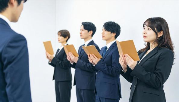 社員による一斉唱和と朝礼の写真