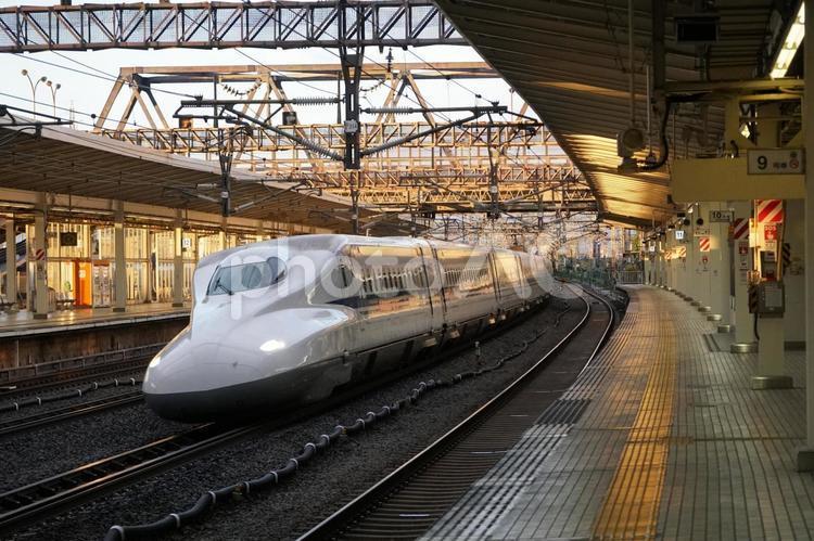 米原駅を高速で通過する新幹線のぞみ 新幹線,山陽新幹線,東海道新幹線の写真素材