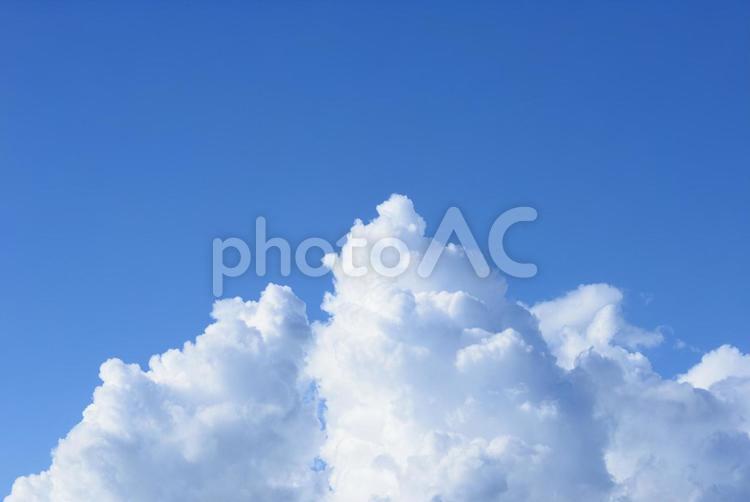 ＜夏のイメージ＞青空と入道雲 青空,入道雲,夏の写真素材